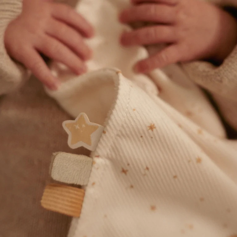 Little Dutch Schmusetuch mit Beißring - Newborn Naturals – Bild 5