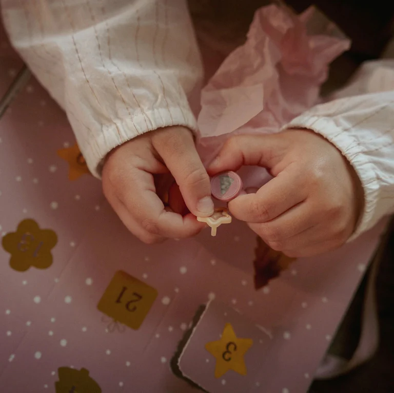 Little Dutch Weihnachts-Adventskalender-Armbänder – Bild 4