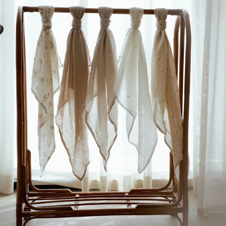 Little Dutch Wickeltuch - Beige - 120 cm - Newborn Naturals - Little Goose – Bild 5