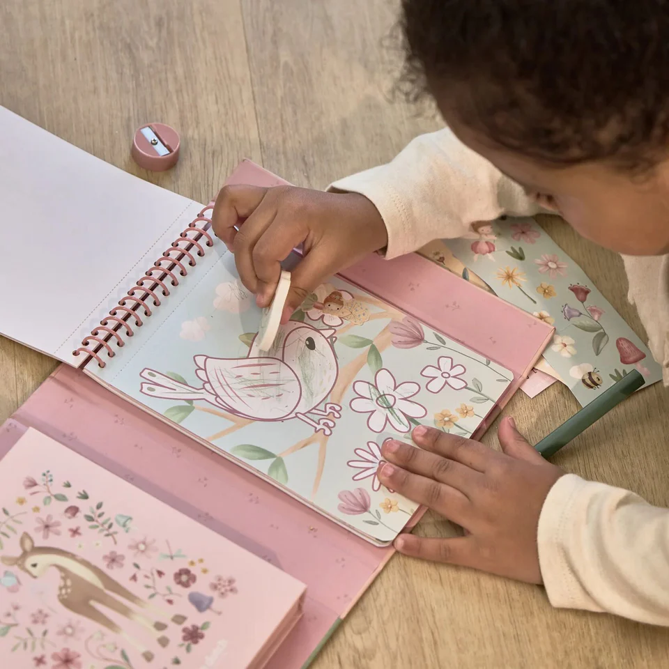 Little Dutch Malbuch Rosa – Kreativset mit Stiften und Stickern – Bild 6